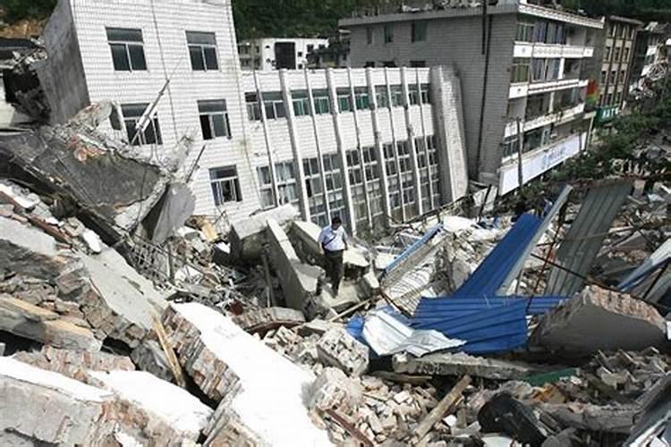 梦到地震房屋倒塌逃生,家人被砸