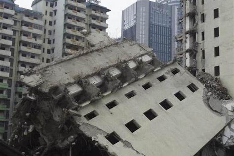 梦见地震房子倒塌自己被埋在土里面什么意思呀