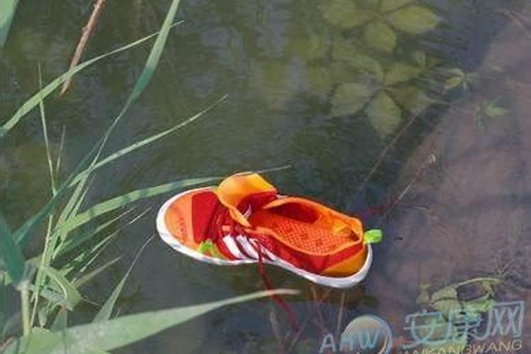 梦到穿着鞋在水里走路