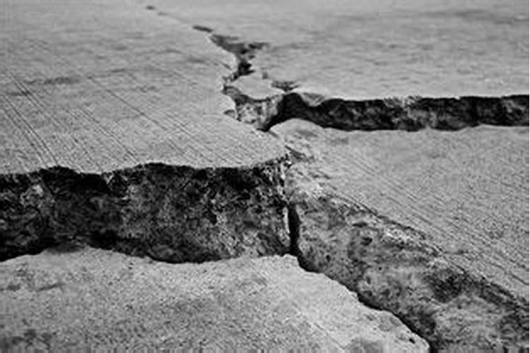 梦见地震房裂缝