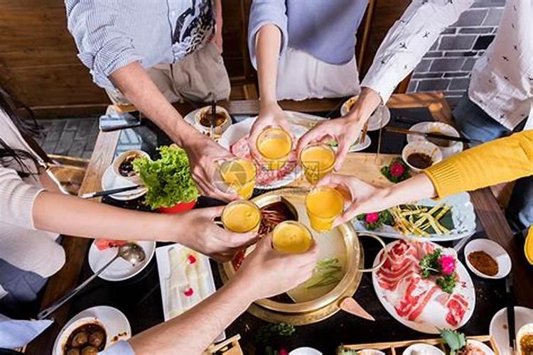 梦见很多人在一起聚餐吃饭我没吃饭