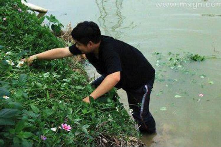 女人梦见自己掉进河里什么意思