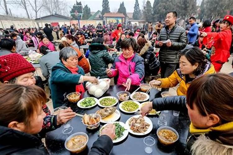 梦见三个人吃饭吃三个菜啥意思