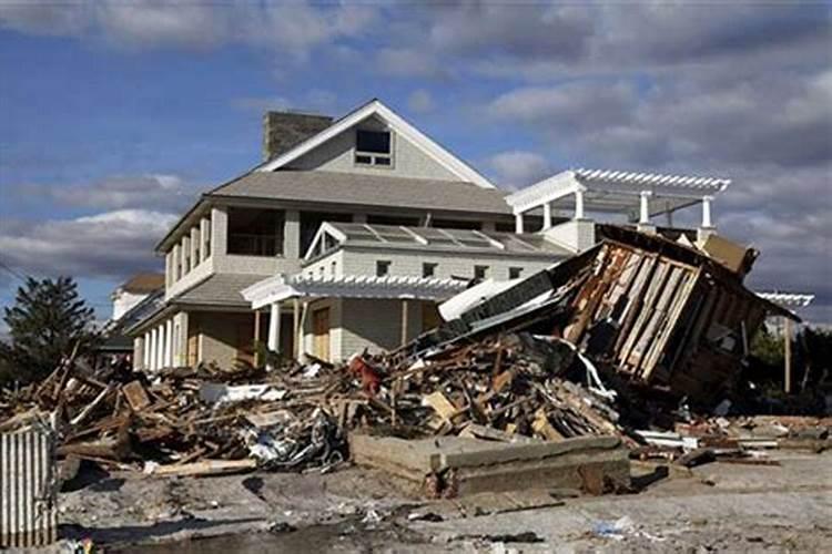 梦见地震别人房屋倒塌,自己家的房子没事
