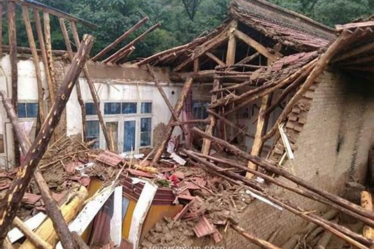 梦见地震别人的房子倒塌但是安全躲开