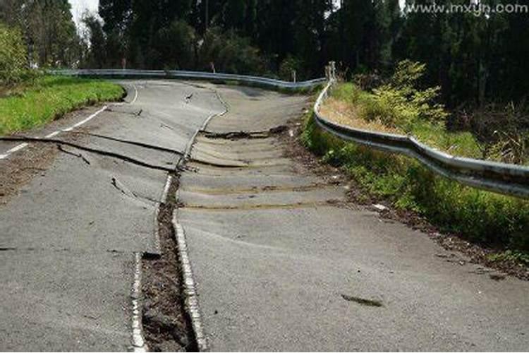 梦见地震桥塌了但安全躲开什么意思啊