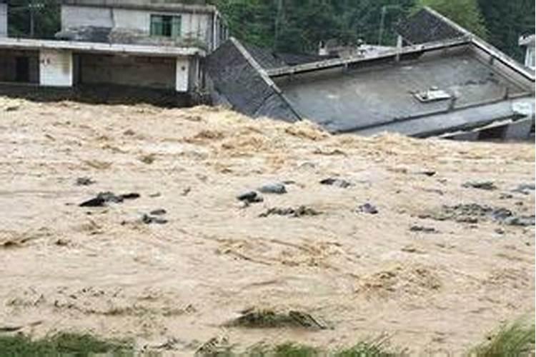 男人梦见地震发洪水