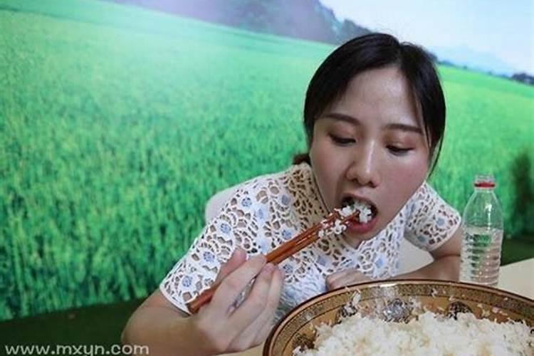 女人梦到好多人在吃米饭