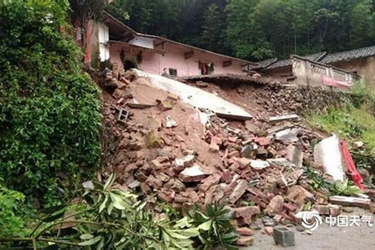 梦见下雨房屋倒塌但是人安全