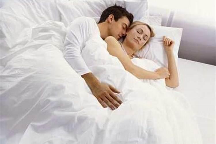 梦见自己和别的女人裸睡在一起被老婆发现了什么意思