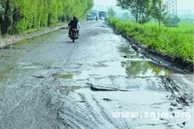 女人梦见走泥泞的路预示什么