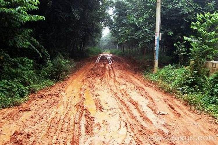 梦见走着泥巴路