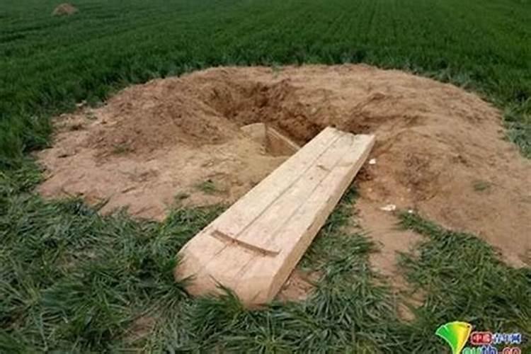 孕妇梦见挖祖坟挖了24坛米酒什么意思