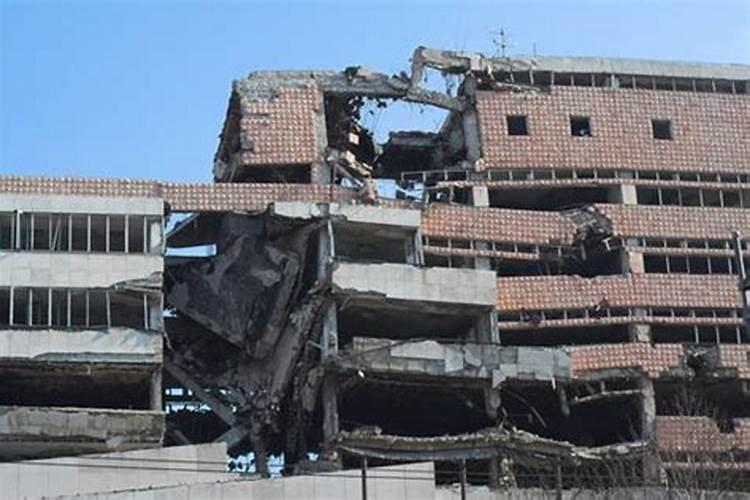 中年男人梦见地震房子倒塌了
