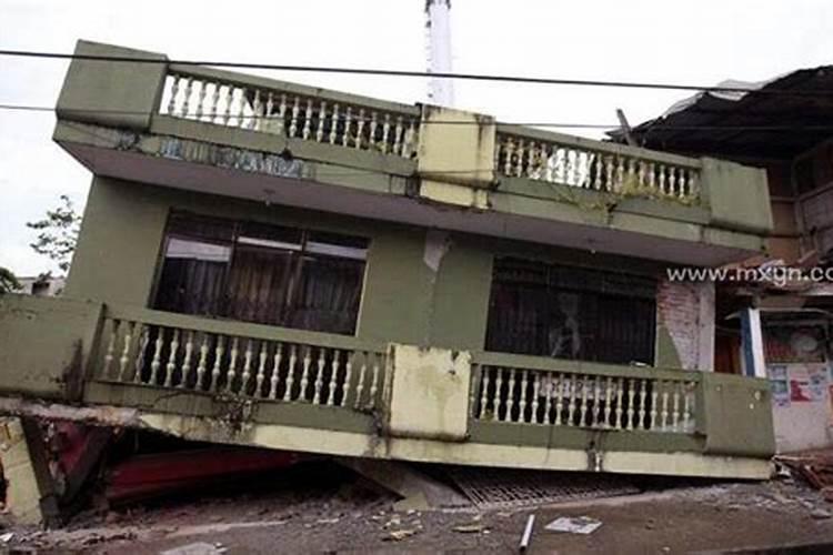 女人梦见下雨房子倒塌把自己压住了好不好呢