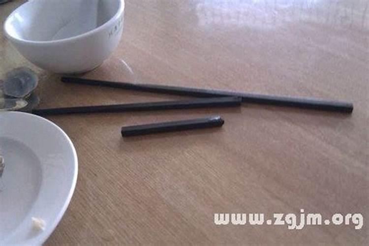 女人梦见一桌人吃饭就自己拿的筷子是短的是怎么回事