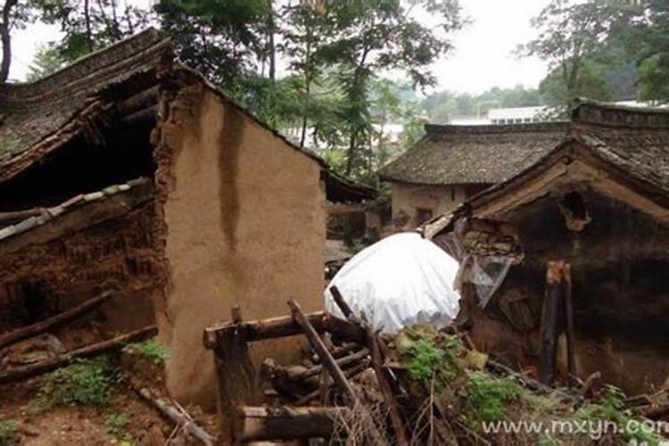 梦见下雨房子塌了一半是什么意思