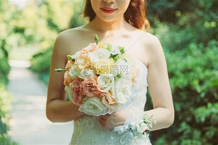 未婚女子梦见自己结婚手捧鲜花