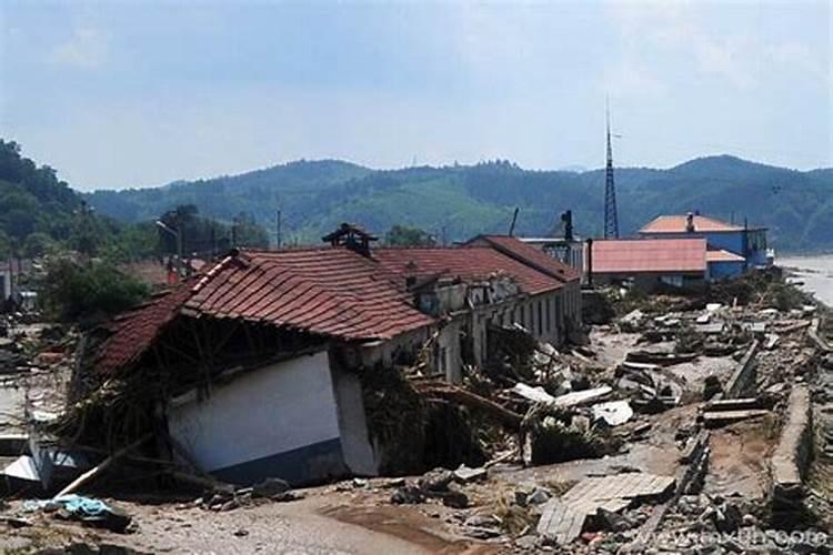 梦见地震别人家房屋倒塌了