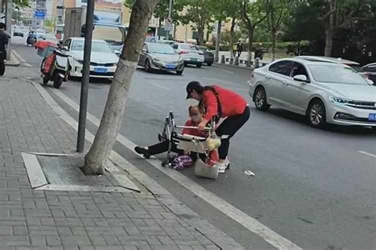 梦见自己坐凳子摔倒坐在地上