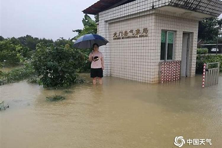 梦到下暴雨房子进水被淹