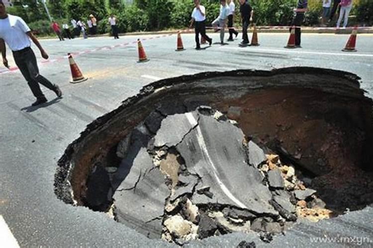 梦见地震桥塌了有什么预兆解梦女人