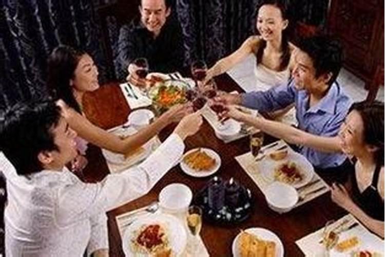 女人梦见家里很多人聚在一起吃饭