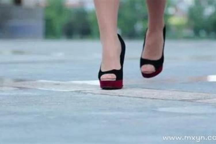 单身女人梦见自己光着脚走路